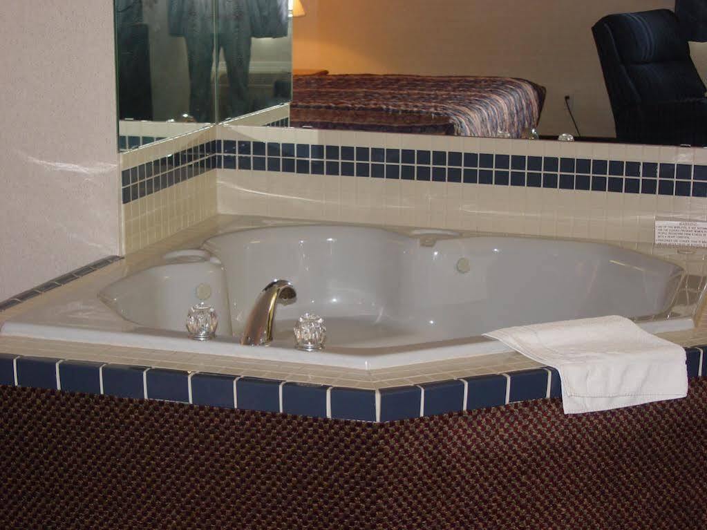Lomira Inn And Suites Экстерьер фото